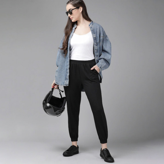 https://www.dailysales.in/products/women-black-solid-straight-fit-cropped-joggers